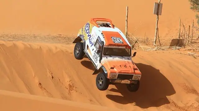 El Bowler Wildcat del equipo Coviar Raid Sport sortea una duna en Marruecos