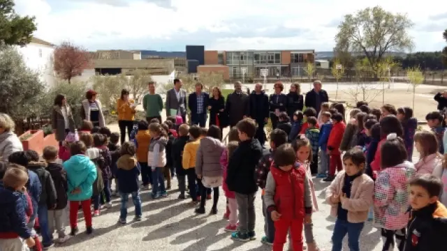 Inauguración del nuevo patio del colegio Santos Samper de Almudévar con la consejera Mayte Pérez.