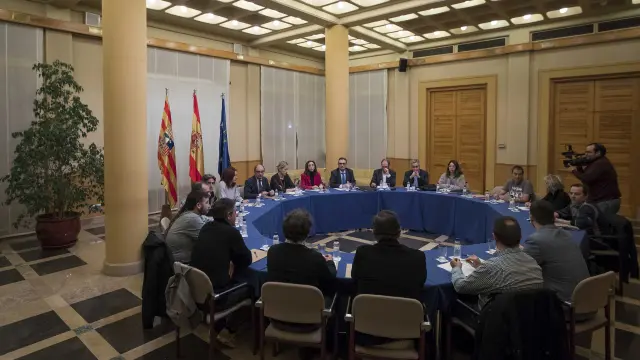 Una reunión del acuerdo de la Opel con el Gobierno de Aragón, la empresa y los sindicatos, el pasado enero