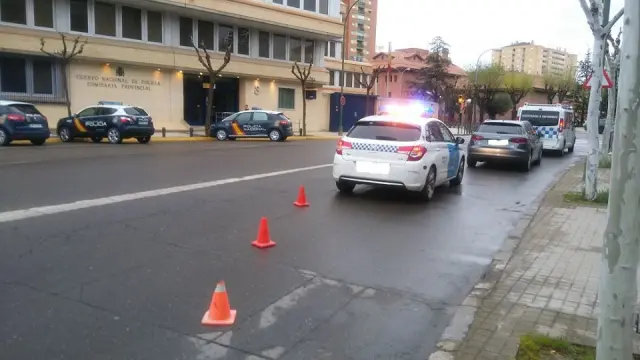 El vehículo, de color gris oscuro, estaba al ralentí frente a la comisaría de Huesca