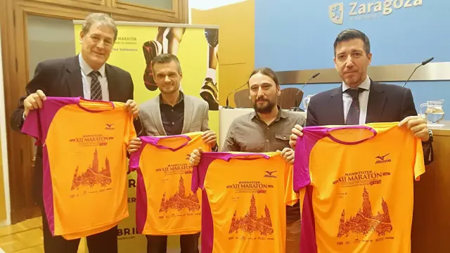 Arcega (Ibercaja), Constante (director de la carrera), Híjar (Ayuntamiento) y Peris (Mann Filter), con la camiseta del maratón.