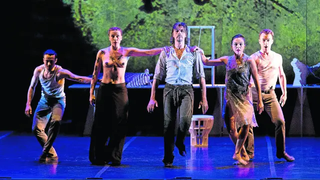 El bailarín aragonés Miguel Ángel Berna en el centro, en un momento del estreno de 'Buñuel del deseo'.
