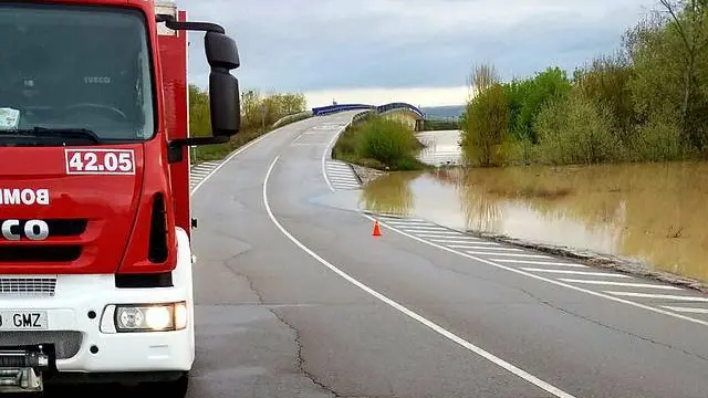 La crecida del Ebro ha obligado a cortar la carretera provincial CP-3 entre Boquiñeni y Pradilla.