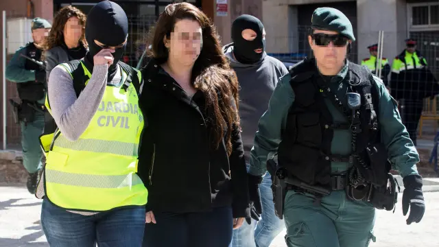 La detenida, custodiada por la Guardia Civil, en el momento de su arresto.