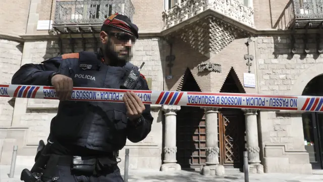 Despliegue policial en torno al edificio barcelonés.