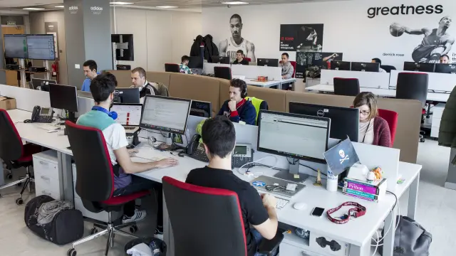 Profesionales trabajando en la oficina de IT de Adidas en el edificio World Trade Center de Zaragoza