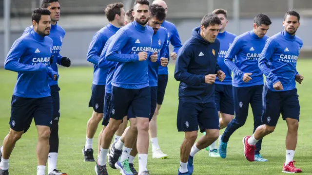 Los futbolistas del Real Zaragoza, en un entrenamiento.