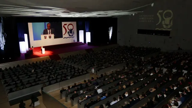 El auditorio del Palacio de Congresos se llenó para celebrar el 50 aniversario de los colegios Sansueña y Montearagón.