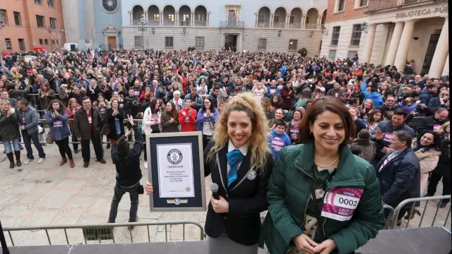 La jueza del Guinnes, Anna Orford, junto a la alcaldesa de Teruel, Emma Buj, muestra el certificado conseguido.