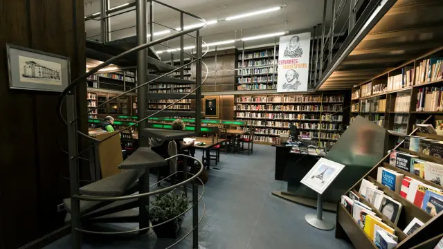 La Casa de Cultura alberga, entre otros, el servicio de biblioteca.