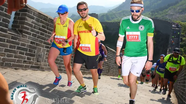 Miembros de Marathinez Tours participan en la Maratón de la Gran Muralla China, el año pasado.
