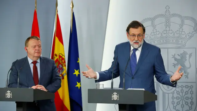 El presidente del gobierno Mariano Rajoy, durante la rueda de prensa conjunta con el primer ministro de Dinamarca, Lars Lokke Rasmussen, esta tarde en el Palacio de la Moncloa en Madrid.