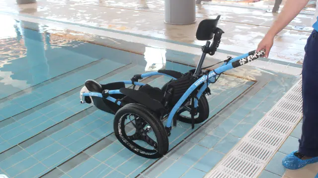 La silla anfibia permite el baño de personas con movilidad reducida.