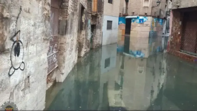 Calle Verjas en Tudela, inundada