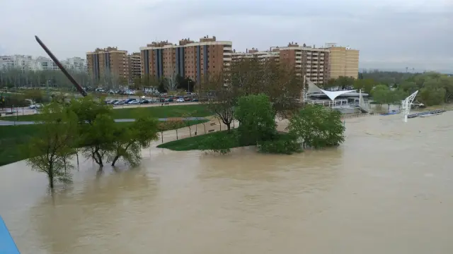 El río Ebro esta mañana a su paso por Zaragoza.