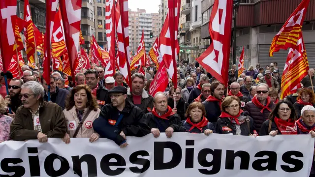 Cientos de manifestantes recorren el centro de Zaragoza