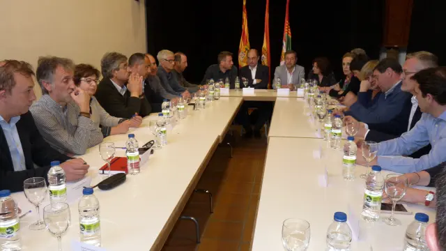 Lambán ha presidido la reunión en Sabiñánigo con responsables autonómicos, provinciales, comarcales y locales
