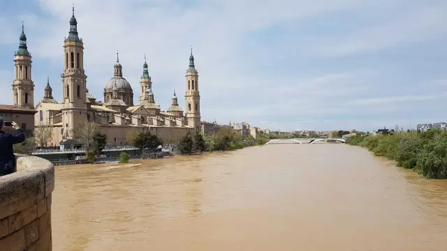 El río Ebro a su paso por Zaragoza este domingo 15 de abril
