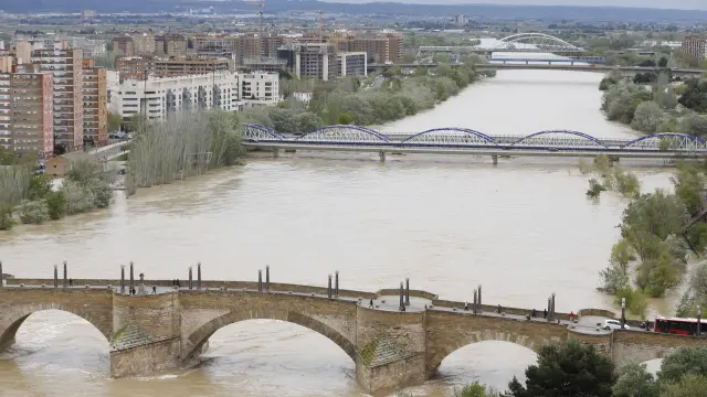 Crecida del Ebro a su paso por Zaragoza este lunes