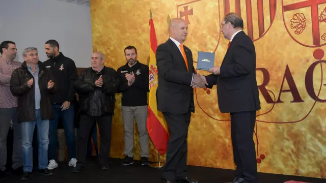 El presidente aragonés, Javier Lambán, entrega la Medalla al Mérito Deportivo al presidente del CV Teruel, Carlos Ranera.