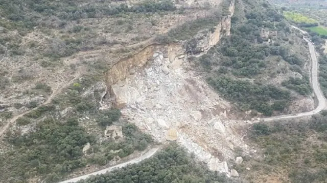 El desprendimiento se ha producido en la carretera LV-9124 a su paso por Castell de Mur (en la provincía de Lérida, casi al límite con la de Huesca)