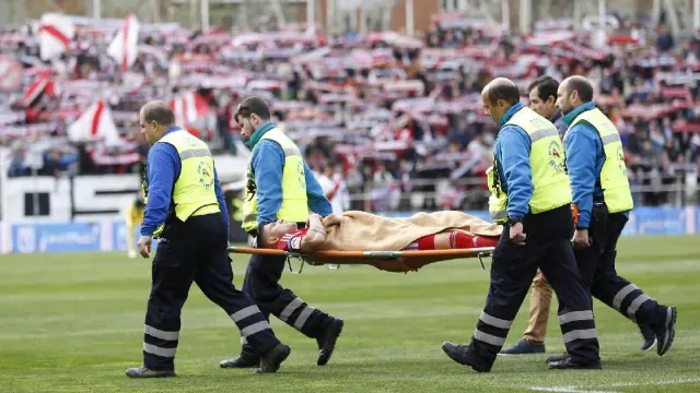 Grippo es retirado en camilla en el minuto 24 del partido de Vallecas.