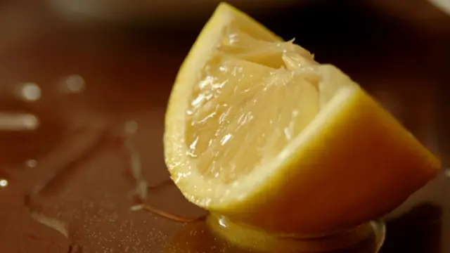 El reto consiste en grabarse comiendo un trozo de limón y compartirlo en redes.