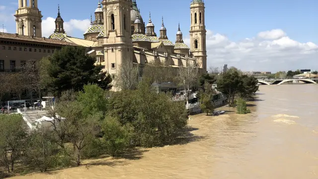 El Ebro sigue con un nivel alto pero la ciudad va recobrando la normalidad poco a poco