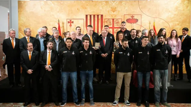 La plantilla y directiva del Club Voleibol Teruel recibiendo la medalla al mérito deportivo, entregada por el presidente de Aragón, Javier Lambán (c), durante el acto institucional de celebración adelantada del Día de Aragón en Teruel.