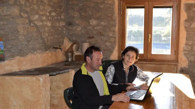 Teresa Salamero y Joaquín Naval, dueños de un negocio de turismo rural en Bellestar, con problemas de conexión a internet