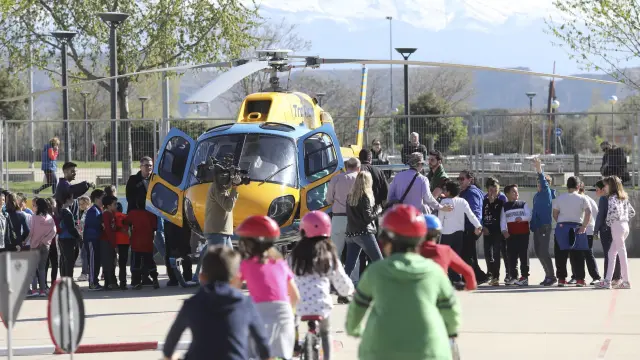 El helicóptero de la DGT en el patio de recreo del colegio Pirineos Pyrenees.