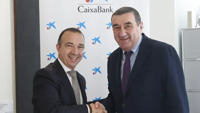Raúl Marqueta (CaixaBank) y José Antonio Martín Espíldora (Zaragoza Deporte), en la firma.