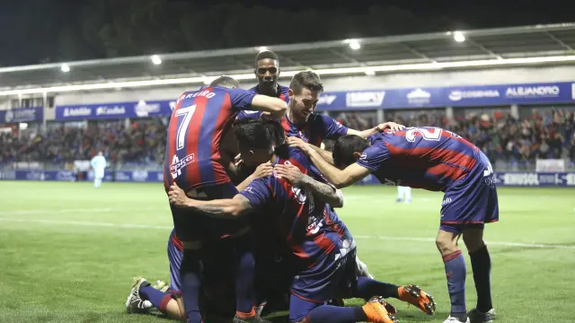 Los jugadores del Huesca celebran eufóricos el 2-1 que anotó este lunes Chimy Ávila contra el Barcelona B.