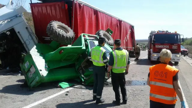 Uno de los dos camiones accidentados transportaba maquinaria agrícola