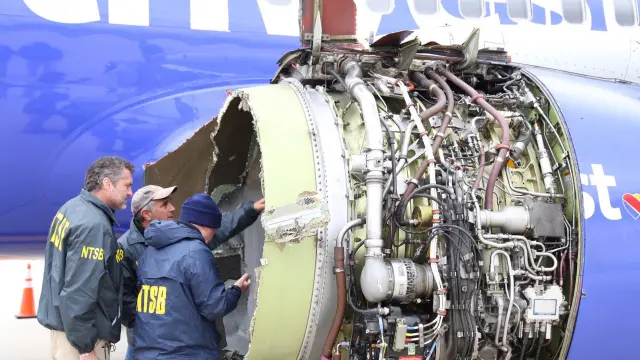 Investigadores inspeccionado uno de los motores del vuelo accidentado