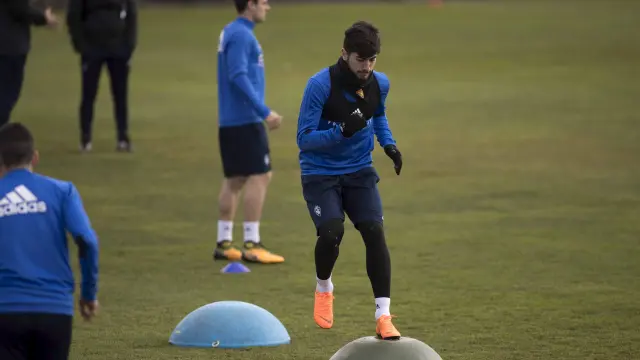 Papunashvili realiza un ejercicio en un entrenamiento del Real Zaragoza.