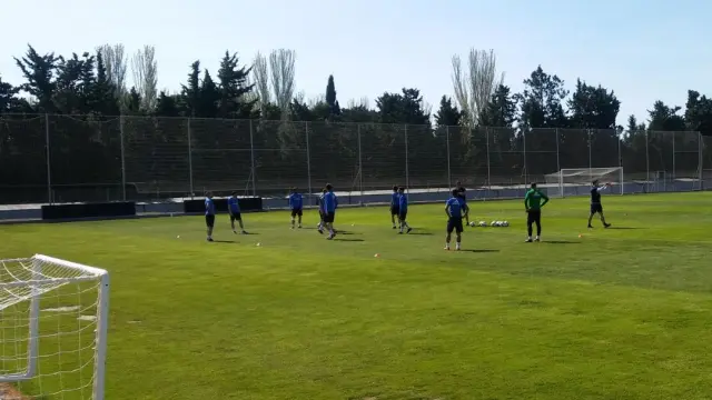 Varios jugadores del Real Zaragoza al inicio del entrenamiento de este miércoles en la Ciudad Deportiva.
