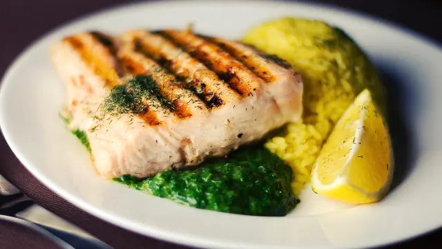 Un estudio confirma que comer pescado ayuda a prevenir la enfermedad de Parkinson.