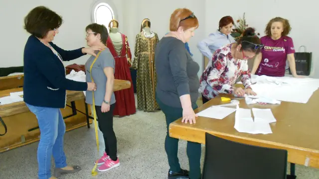 Los participantes en el taller han empezado a cortar los patrones de sus trajes