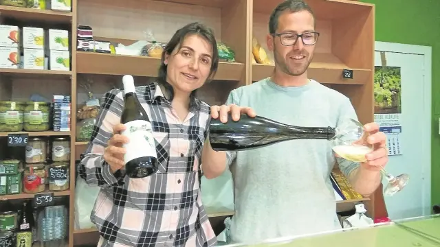 Pilar Gracia y Ernest Guasch presentaron sus vinos en la mielería zaragozana El Hortal.