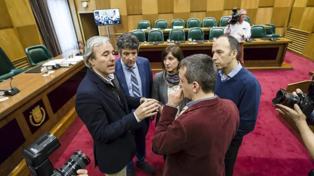 Jorge Azcón, Javier Trívez, Sara Fernández y Carmelo Asensio conversan con Rivarés.