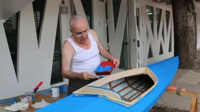 Carlos Pelegrín, construyendo una piragua artesanal