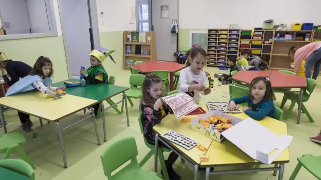 Niños de infantil en el nuevo colegio Valdespartera III de Zaragoza.
