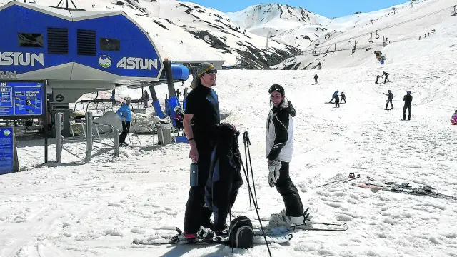 Algunos aficionados que este sábado acudieron a Astún decidieron esquiar en manga corta.