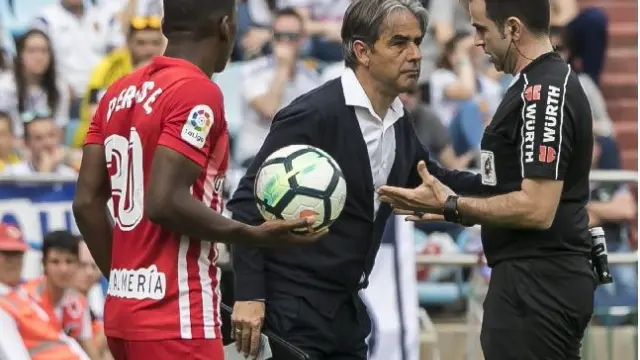 Momento en el que Natxo González fue amonestado este sábado por el árbitro riojano Ocón Arráiz en el minuto 43 del partido ante el Almería.