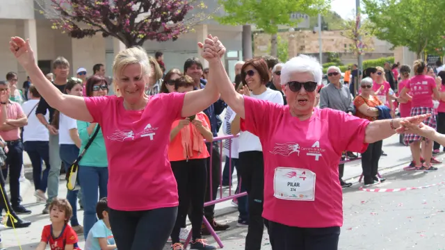 Unas 900 corredoras muestran su solidaridad en la lucha contra el cáncer en la IV Carrera de la Mujer de Monzón