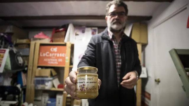 José Antonio Esteban muestra  la sabrosa miel con azafrán ecológico de La Carrasca.