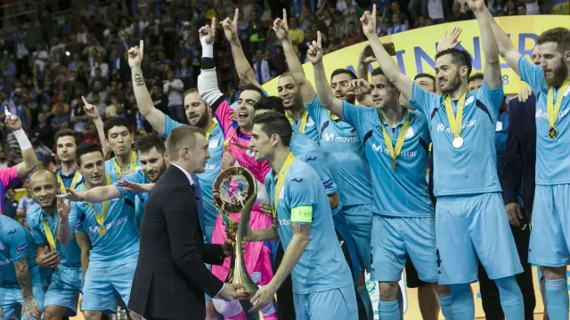 Momento de la entrega del trofeo de campeones al Inter Movistar.