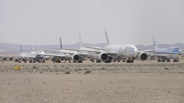 Campa de estacionamiento de aviones de Tarmac en el aeropuerto.
