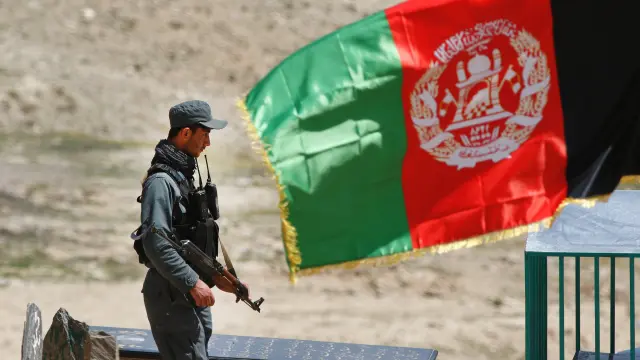 Mueren nueve soldados que protegían un centro de votantes en Afganistán.